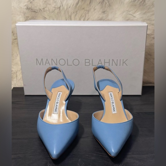 Manolo Blahnik
Blue Leather Low-Heel Slingback Pump
Women’s size EU 35.5 - Picture 3 of 9